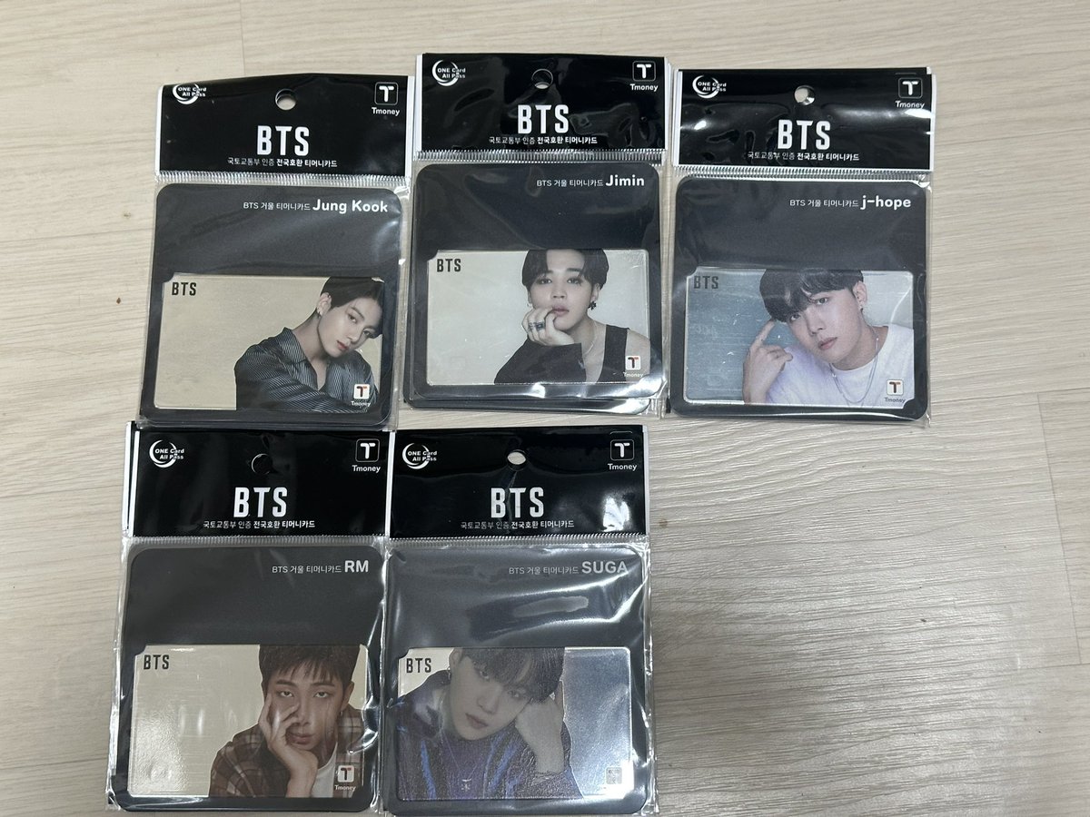 annhalan47's tweet photo. 방탄소년단 미개봉 교통카드 양도 합니다 . 
뎀 주세요. 
BTS Transportation card T-money
card sell
1세트 7명 5.0 
Jk ,v 0.8 
Jm jin suga rm jh 0.7

방탄소년단 BTS 포토카드
남준 석진 윤기 호석 지민 태형 정국 
rm Jin Suga J-hope Jimin v jungkook https://t.co/zOawTc3yk8