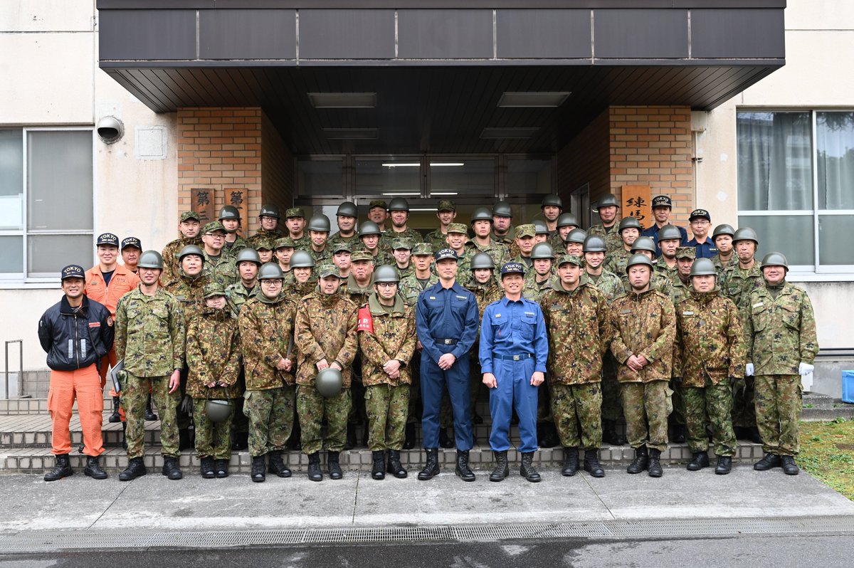 Jgsdf_Nerima's tweet photo. 練馬駐屯地(駐屯地司令柳田陸将補)は光が丘消防署にご協力いただき消防訓練を実施しました。
避難はしごの使い方や消火器の使い方及びはしご車を使用した避難訓練を行いました。
光が丘消防署の皆様、ありがとうございました😊
#人命救助 #火災 #火事 #はたらくくるま
#東京消防庁 #toyko #消防 #love https://t.co/NQq6PJ1oWz