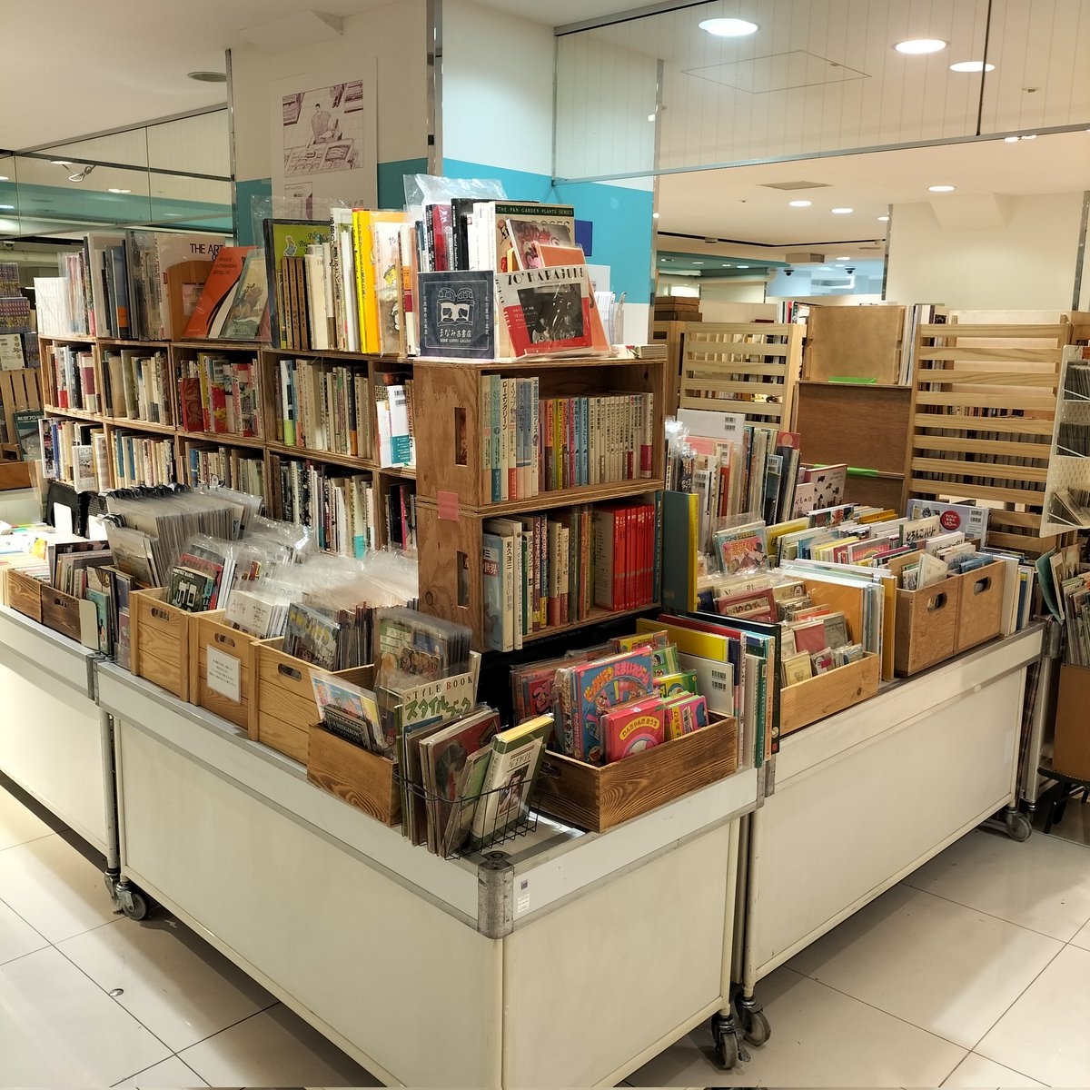 店主は藤井大丸デパ地下古本市のレジ当番で京都河原町に来ています
たくさんの本に囲まれて良い感じの空間ですよ
12/14㈰まで開催ですー