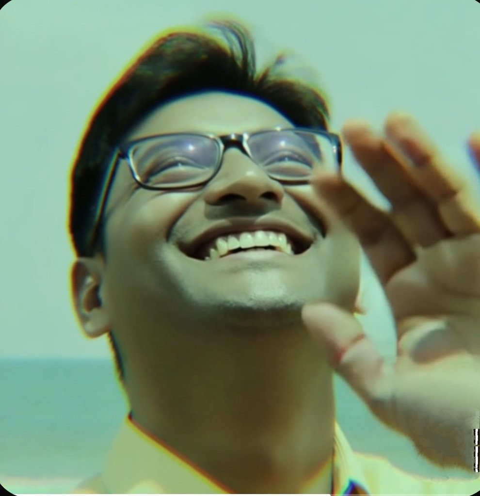 👉 सुबह की हवा ने आज फिर याद दिलाया—
   किस्मत वहीं बनती है, जहाँ मेहनत और भरोसा साथ चलते हैं।
मैं गिरा भी हूँ, टूटा भी…
        पर हर बार और मजबूत होकर उठा हूँ।
मेरी सुबह यूँ ही नहीं चमकती—
         इसके पीछे रात की वो खामोशियाँ हैं,
 जिसे मैं किसी को बताता