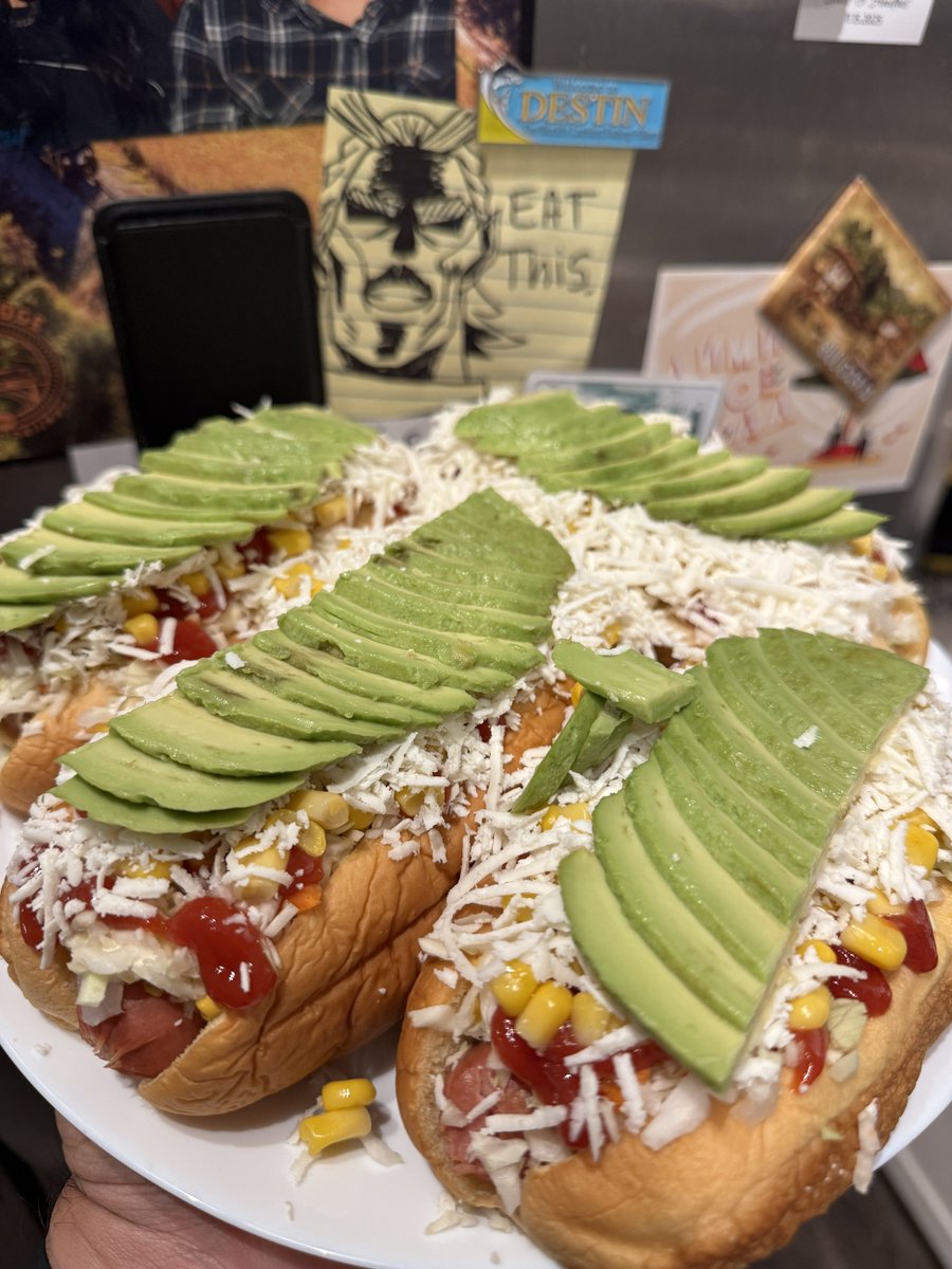 La ultima vez que subí foto de unos perros me dijeron que no llevaban ni maíz ni queso, así que esta vez le puse aguacate encima del queso para que no se vea tanto