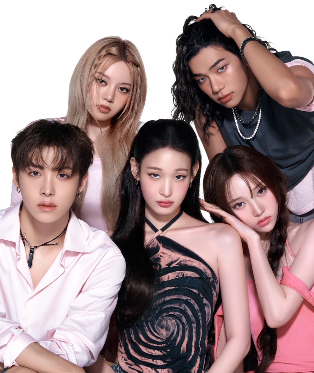 chaewonb4e's tweet image. everyone posing normal then there’s him trying to seduce me