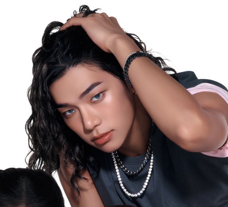 chaewonb4e's tweet image. everyone posing normal then there’s him trying to seduce me