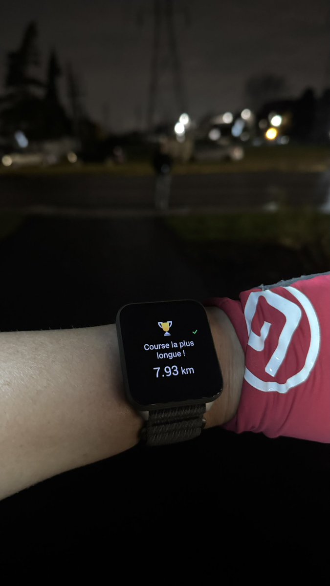 La_JennyLove's tweet photo. Mine is broken, it is showing something called VO2Max instead and it is pushing me to go out to walk. 😋 #goGarmin @Garmin 

I’ll have to leave my IDE inside my MacBook. https://t.co/QHqa1lNiLU