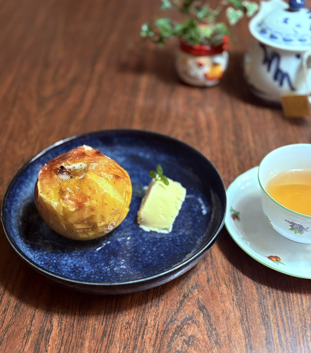 荻野屋さんの牡蠣釜飯の黒い釜を再利用りて焼きリンゴ🍎

熱々のりんごの酸味🍎と冷たいアイス甘さ🍨の組み合わせ
大好物😋

oginoya.co.jp/recipe/%e7%84%…