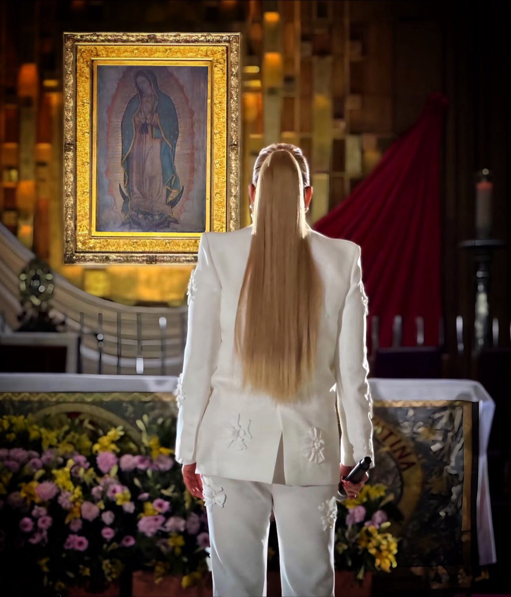 Virgencita, no hay escenario que se compare a la grandeza de tu Basílica, ni aplauso que valga más que sentir tu paz en mi corazón. Te canto con toda la fuerza de mi espíritu, celebrando tu presencia en mi vida y en la de todos los mexicanos. ¡Felicidades Reina de México ! 🤍✨🇲🇽