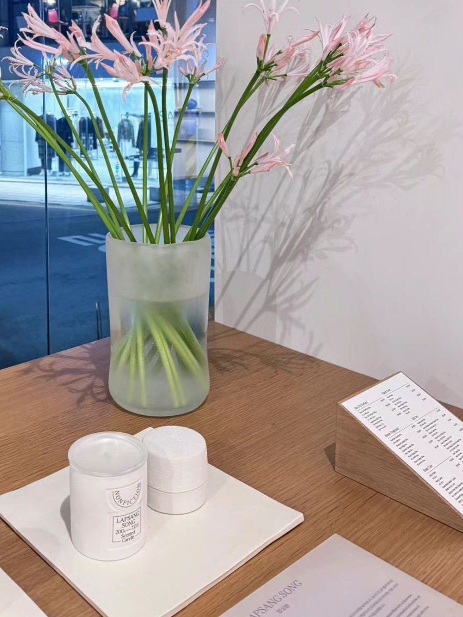 DataSireno's tweet image. やわらかな光と、香りのある午後。 こんな瞬間に、心がほっとする☁️ #日常の癒し #花のある暮らし #カフェ時間