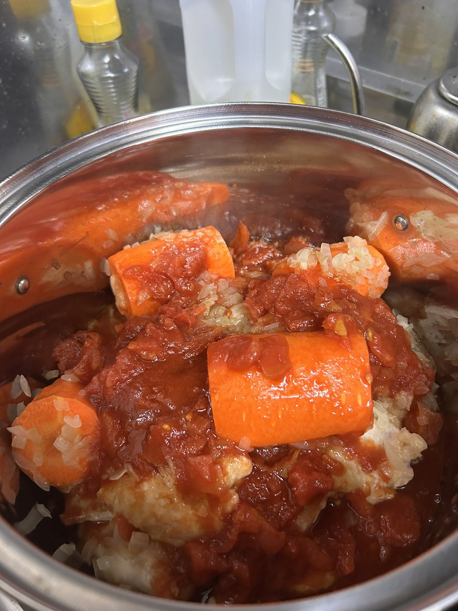 akane_tatsuki's tweet photo. 鶏の手羽元でカレーを作るよ
ニンジンは切るの面倒だしどうせ煮込むから半分に切るくらいでいいよね() https://t.co/kB2JiuMl86