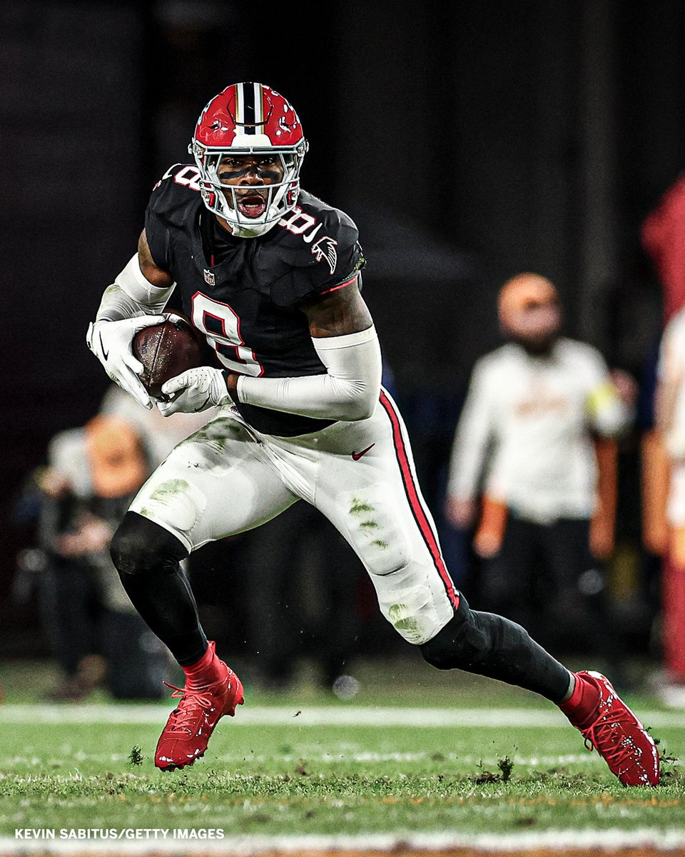 ESPNInsights's tweet image. Kyle Pitts Sr. is the first tight end with 150 receiving yards and three touchdowns in a game since Shannon Sharpe in 1996 Week 6 against the Chargers 😳