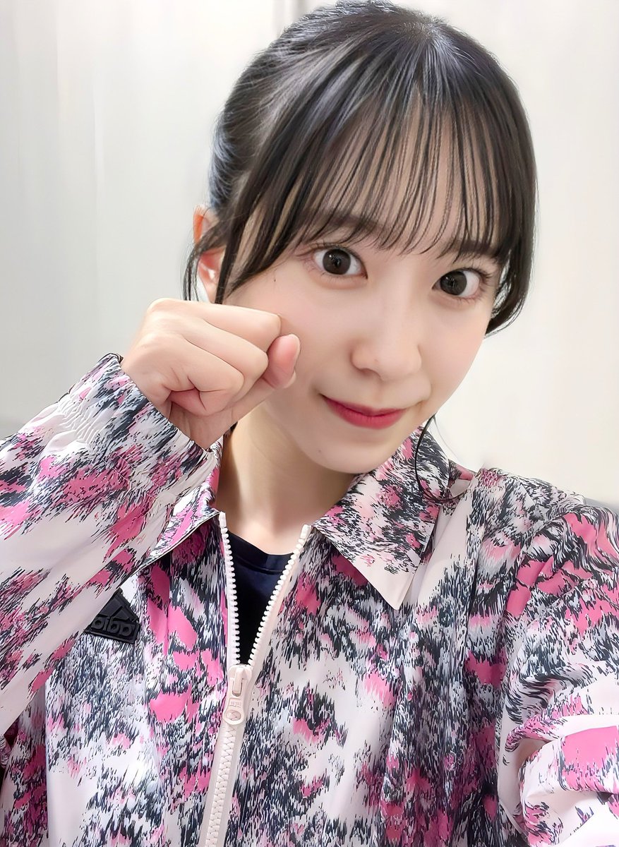 カッコ良いね！シルバーのadidasジャージ！そうだね、金曜も残り半分