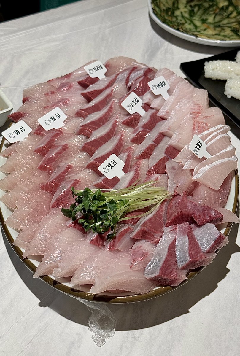 yxxngw's tweet photo. 대방어 드실 때 백김치쌈 조합말고 소금김밥 조합도 꼭 드셔보세요
김 + 참기름 듬뿍 묻힌 밥 + 대방어에 소금 찍어서 + 와사비 취향껏 올린 다음 냠
바로천국다녀옴세상에이거보다맛있는음식은없음 https://t.co/ojcvQCDsFg