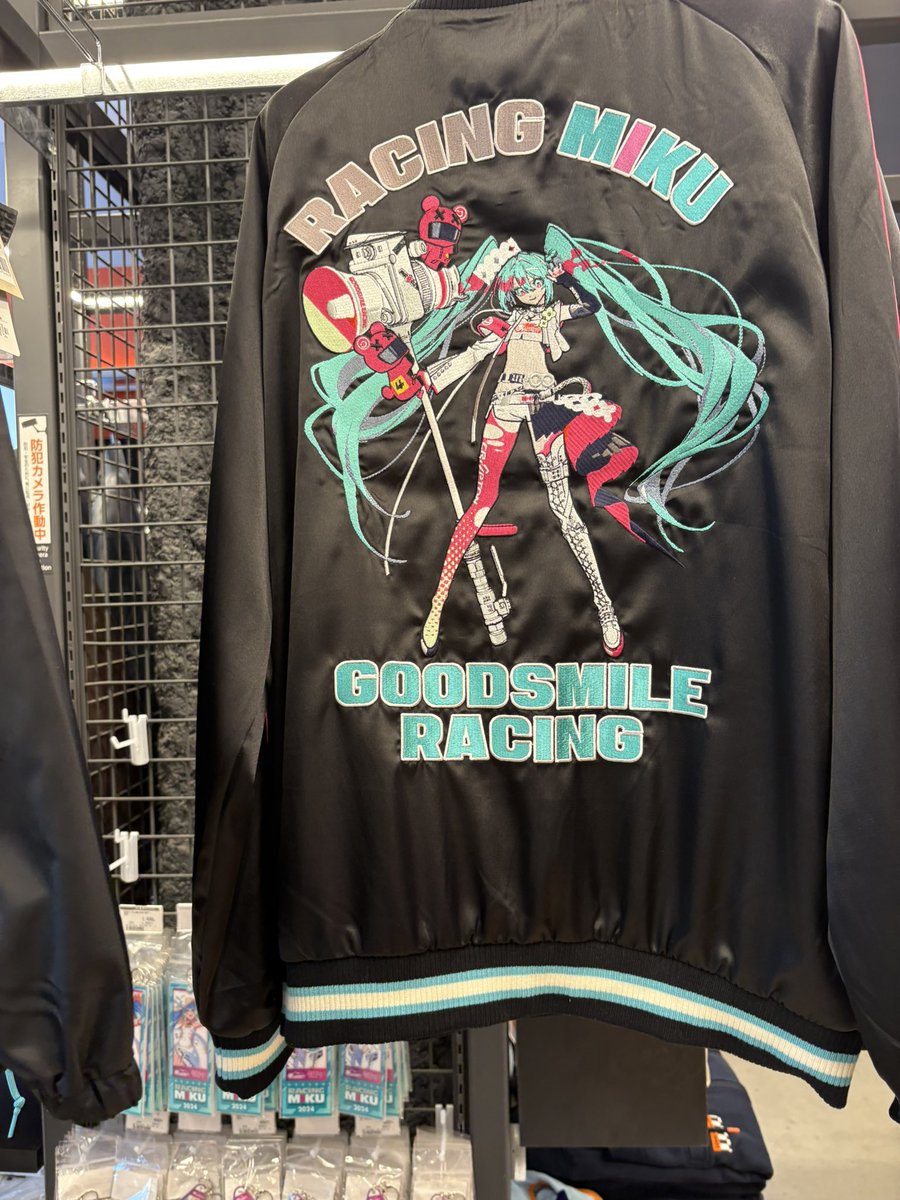 メイの仲間たち(VOLAREより) 東雲オートバックス ミクさんいた(≧∇≦)b (高い) … なんか洋服