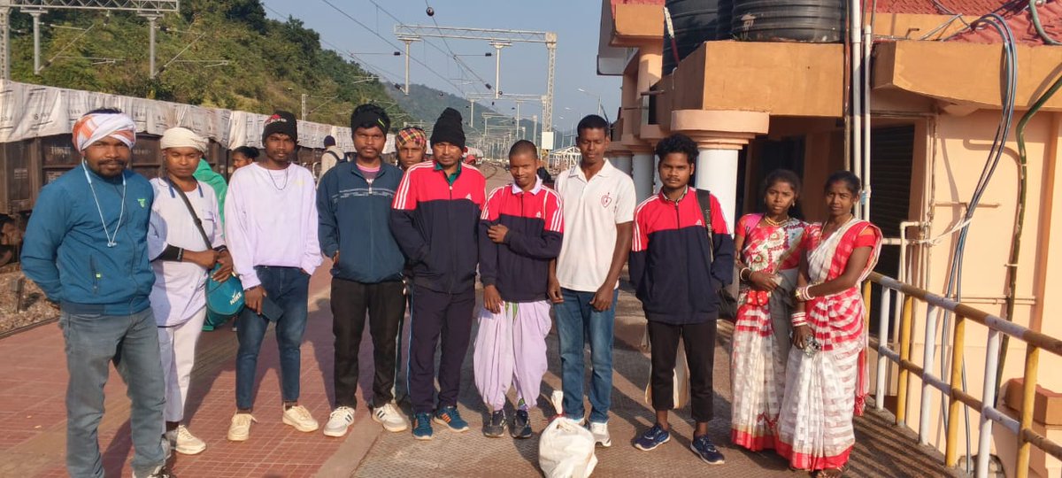 Coder_Pintu's tweet photo. 🚨 ସରକାର, ଆଉ କେତେ ଦିନ ଅଣଦେଖା କରିବ?

 ହୋ ଲୋକଙ୍କ ସହିଷ୍ଣୁତାକୁ ଦୁର୍ବଳତା ଭାବିବେ ନାହିଁ!
ଆମ ପରିଚୟ, ଆମ ଅସ୍ମିତା, ଆମ ଭାଷା ପାଇଁ
 ରାସ୍ତାକୁ ଉତରିଛି ଆନନ୍ଦପୁର ହୋ ଜନତା!

🔥 8th Schedule ରେ ହୋ ଭାଷାକୁ ମାନ୍ୟତା ଦିଅ
🔥 ଓଡ଼ିଶାରେ 2nd State Language କରାଯାଉ

ଏହା ଆମର ଅଧିକାର — ଦୟା ନୁହେଁ!
ଆଜି Lower PMG, ଭୁବନେ��୍ଵର ରେ
ହୋ ଭାଷାର ସମ���ମାନ ପାଇଁ ବିଶାଳ ଦାବି ଯାତ୍ରା!
 ମାନ୍ୟତା ମିଳିବା ପର୍ଯ୍ୟନ୍ତ ଆମେ ରୁକିବୁ ନାହିଁ!
🔻 ସରକାର, ଆମର ସ୍ୱର ଶୁଣନ୍ତୁ:
 “ଆମ ଭାଷା – ଆମ ଅସ୍ତିତ୍ୱ।
ଅସ୍ତିତ୍ୱକୁ ଅସ୍ଵୀକାର କରିଲେ, ଆମେ ବି ସ୍ତବ୍ଧ ରହିବୁ ନାହିଁ!”

@CMO_Odisha @GovernorOdisha @rashtrapatibhvn @stscdev @AIHLAC_INDIA @BikerGirlkancha 
@TribalAffairsIn @SecyChief @IPR_Odisha @Naveen_Odisha
@pranabpdas @GaneshRamBJP @MahalingMukesh @DrHariBabuK
@NityanandaBJP @ManmohanSamal @DrLekhaShree
@DHE_Odisha @SMEOdisha
✊ #HoLanguage #8thSchedule #HoCommunity #OdishaProtest #RespectOurIdentity