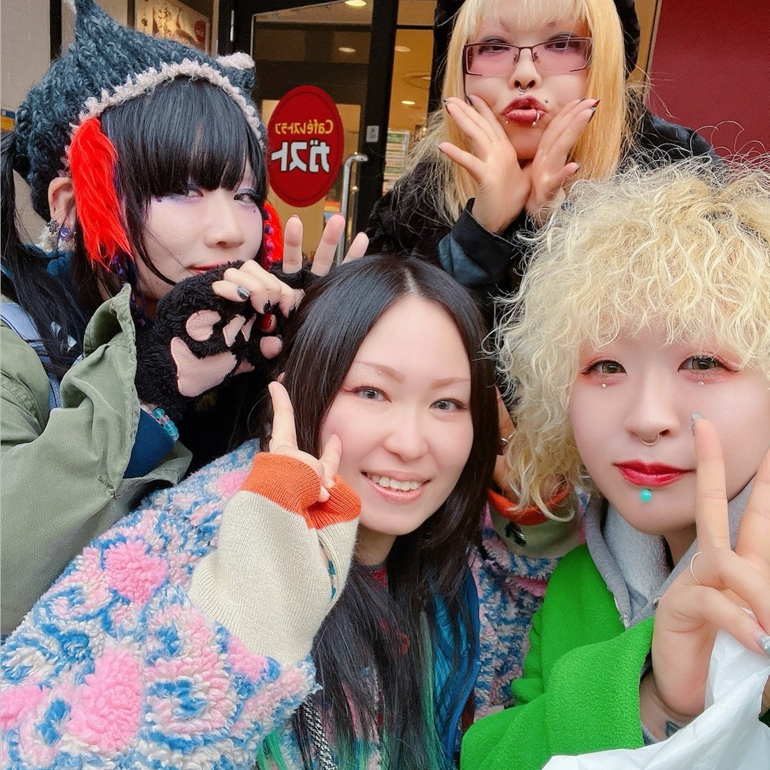 ra20022006's tweet photo. ばぁばらちゃんとちょろちゃんとゆりごんと年内に集まれてみんな‥愛してるぞ‥🌹となった。 https://t.co/dwZszuIuKA