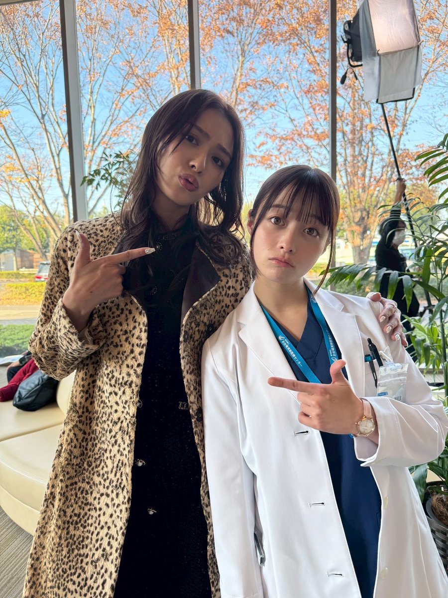 ❤️‍🔥𝟐𝟎𝟐𝟔年𝟏月𝟏𝟐日 𝗦𝗧𝗔𝗥𝗧 🩺
月9ドラマ「#ヤンドク！」

⋆⸜ ヤンドクカルテ📖 ⸝⋆

白衣姿の湖音波(#橋本環奈)と
親友の麗奈(#内田理央)
元ヤンふたりの"マブダチ"𝟚𝕤𝕙𝕠𝕥
仲良くプロレス喧嘩する2人をお楽しみに🥹

#フジテレビ