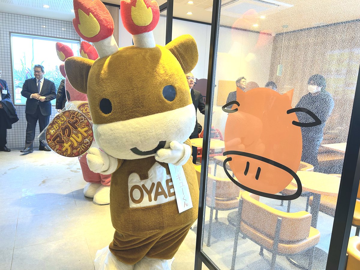 oyabecity's tweet photo. マクドナルド アルビス小矢部店の
オープニングセレモニーにお呼ばれしてきたメル☆

市内にマクドナルドができたのは なんと22年ぶり！
うちわを作ってお祝いにいったら
クルーさんたちがすごくよろこんでくれたよ☆
だからプレゼントしたメル☆

みんなも小矢部にきたら行ってみてね☆ https://t.co/SYjC6Xq2FN