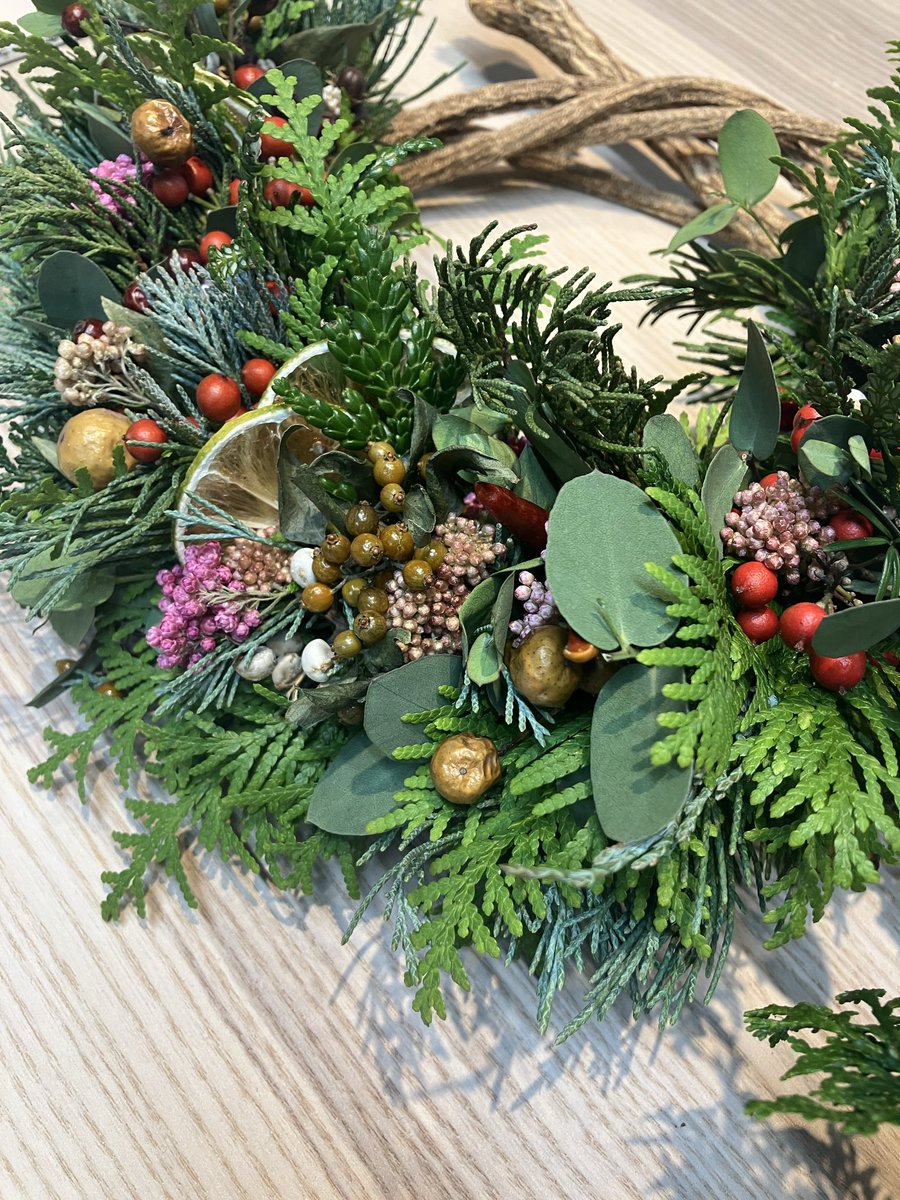 本日のradio♬
 #fmfuji  #フライデーパンチ
Lea’s Style♪15:00〜

もうすぐ、クリスマス🎄
今週末は、クリスマスリースやツリーを
作ってみませんか〜✨✨
　#綿半