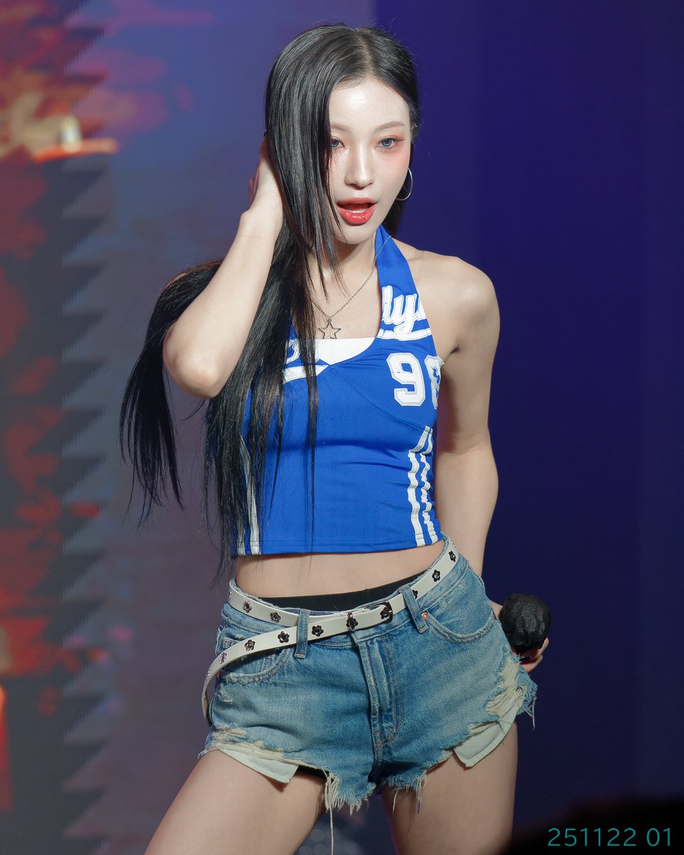 LongSleeve0907's tweet photo. 251122 P1 @ FCLIVE TOKYO HALL

ICHILLIN' JAPAN SPECIAL LIVE EVENT
 WILD CHERRY
1/6

#예주
#Yeju
#아이칠린 
#ICHILLIN https://t.co/PyV87AKSYj
