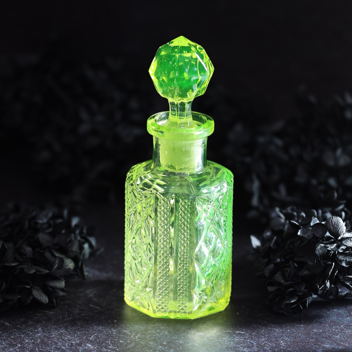 海福雑貨通販部の【古いもの】に、ウラングラスの香水瓶を1点upしま