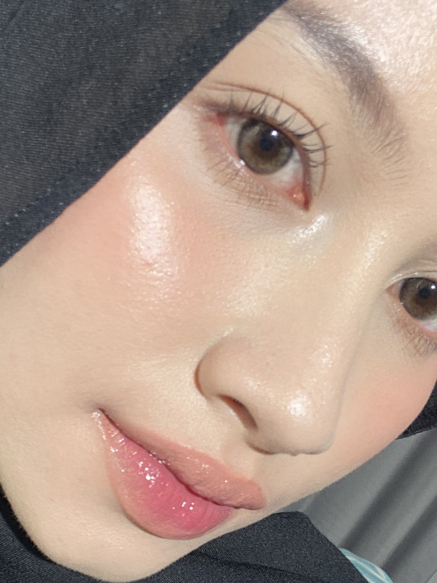 blissfulfancy's tweet photo. ✨GIVEAWAY SKINTINT✨

for 2 winners🤍
rules : 
—follow @blissfulfancy &amp; @madformakeup_co 
—rt + like tweet ini dan qrt tweet dibawah👇🏻
—reply “mau skintint @madformakeup_co  dong”

diumumin 14/12/2025! be active ya✨🩷 https://t.co/traxMKZsTo