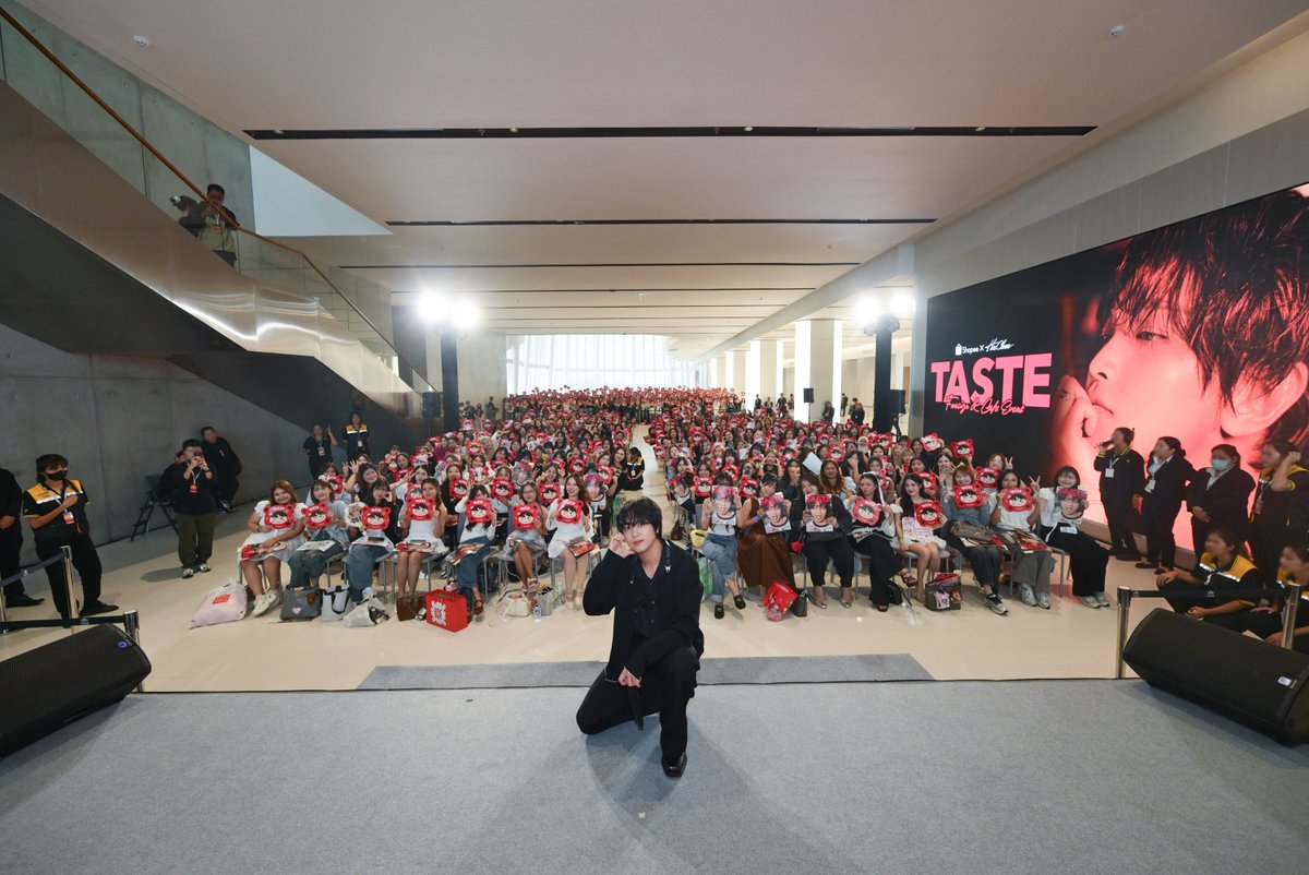 SMTrueThailand's tweet image. ย้อนชมช่วงเวลาแห่งความสุขของ 🐻 #HAECHAN 🐻 เมื่อได้ลิ้มรสความรักสุด ‘CRZY’ จาก NCTzen ชาวไทย~ 💚🇹🇭

ในงาน ‘𝐒𝐡𝐨𝐩𝐞𝐞 𝐱 𝐇𝐀𝐄𝐂𝐇𝐀𝐍 '𝐓𝐀𝐒𝐓𝐄' 𝐅𝐀𝐍𝐒𝐈𝐆𝐍 &amp;amp; 𝐂𝐀𝐅𝐄 𝐄𝐕𝐄𝐍𝐓’ ✍🏼🥐 กิจกรรมแฟนไซน์และคาเฟ่ ฉลองอัลบั้มเต็มชุดแรก ‘TASTE’ 🩷

เมื่อวันอาทิตย์ที่ 2…