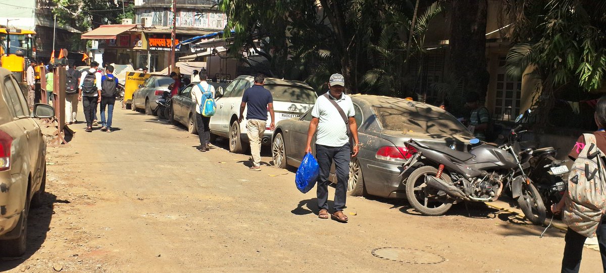 Yezdezar's tweet photo. Thodamal Aavani Engineering College, behind National College. 
Road repair work in front of college and abondened cars are parked hindering the movement of college students and residents. Kindly remove the old and scrapped  vehicles for smooth traffic movement https://t.co/slXQaASOLN
