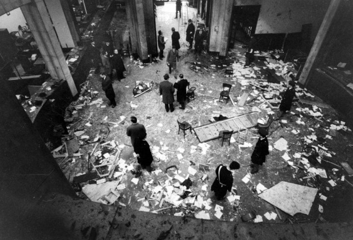 "Viva l'Italia, 
l'Italia del 12 dicembre,
l'Italia con le bandiere,
l'Italia nuda come sempre,
l'Italia con gli occhi aperti 
nella notte triste,
viva l'Italia, 
l'Italia che resiste."
- Francesco de Gregori 

#12dicembre 1969, strage di #PiazzaFontana.