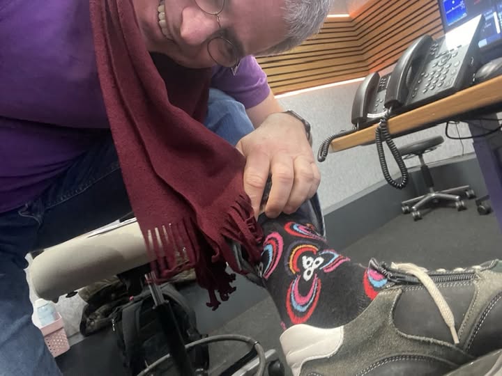 Goeiemorgen. Vrijdag is vrolijke sokken-dag. :-D Dus kleurige sokken! En een paars kledingstuk, want Paarse Vrijdag.

#ZLDWW:
- Goes wil Grote Kerk kopen; is miljoeneproject.
- Lichtwandeling in Aardenburg; herinneringen aan Nathan komen boven.
- Provincie praat over