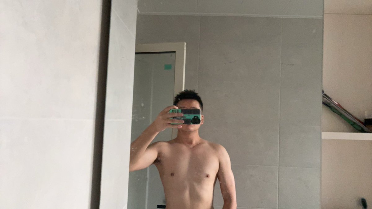 wuuih9's tweet photo. 好久没有发帖了，健身道路太漫长了，还需要努力💪 https://t.co/Iaa1TjyyFh