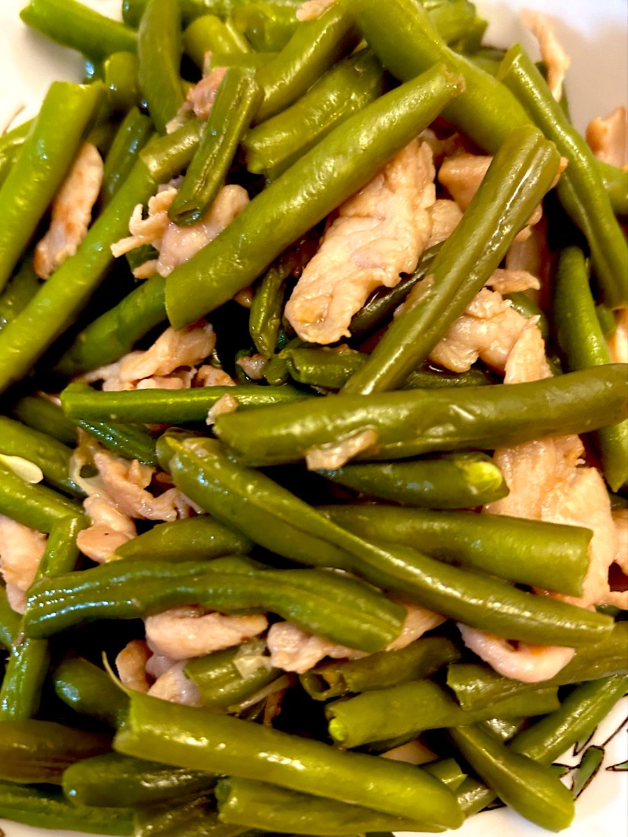 今天十二月十一日，星期四。今晚晚餐；冬瓜湯，蒸排骨，冬菇炖雞，還有肉片炒豆仔。親自動手，朋友過來看football.👨‍🍳😋🥳