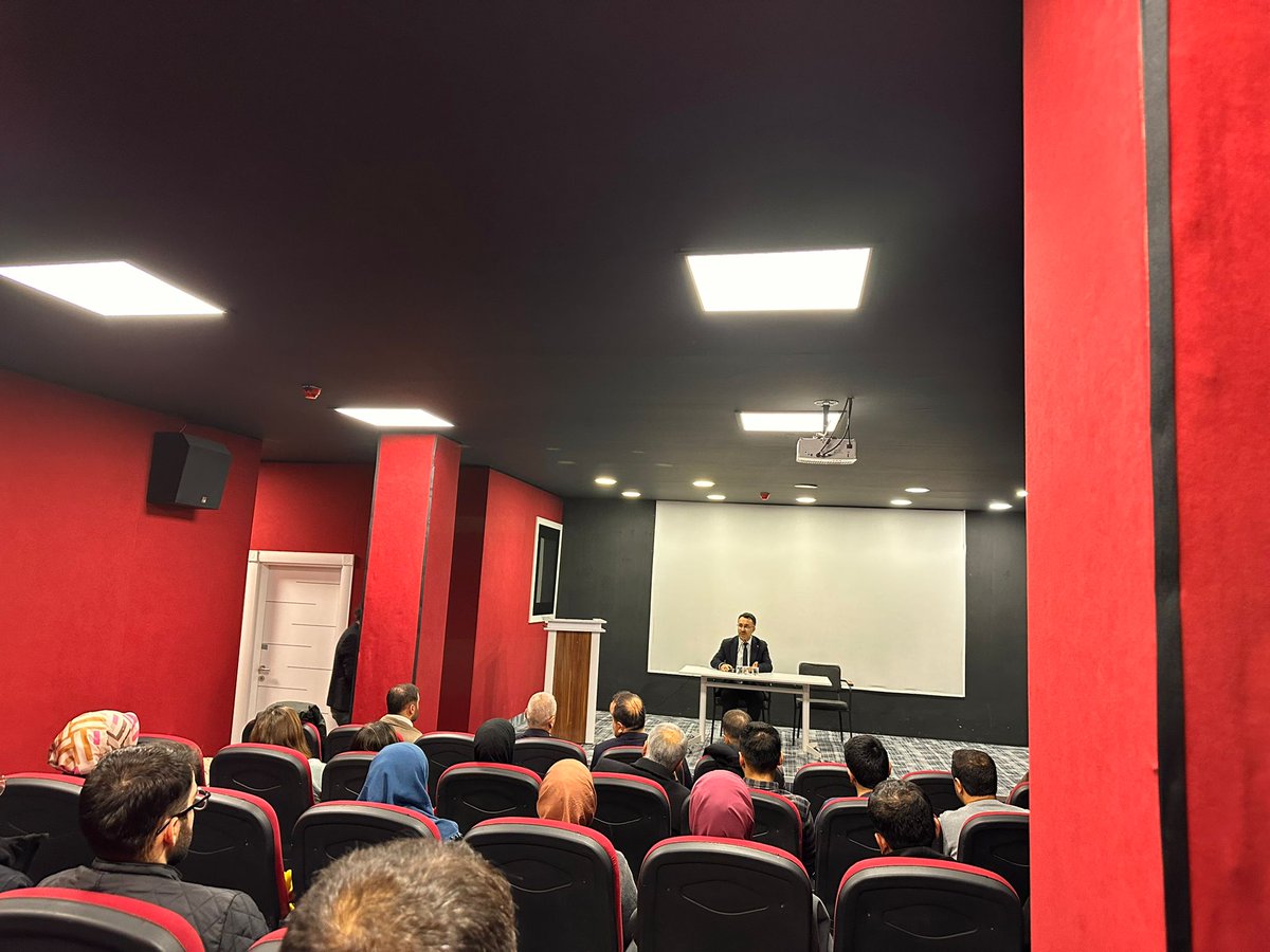 GuroymakMEM's tweet photo. 📚Bitlis Öğretmen Akademileri

TYMM Değerler Eğitimi Komisyon Üyesi, ​İnönü Üniversitesi Öğretim Üyesi Prof. Dr. Cihat YAŞAROĞLU, öğretmenlerimize yönelik "Eğitim Öğretimi Değer Temelli Düşünmek" konulu konferans düzenledi. @Yusuf__Tekin @gurkaymakam @Bitlis_Mem @kayavedat7580 https://t.co/BnMZirMay5