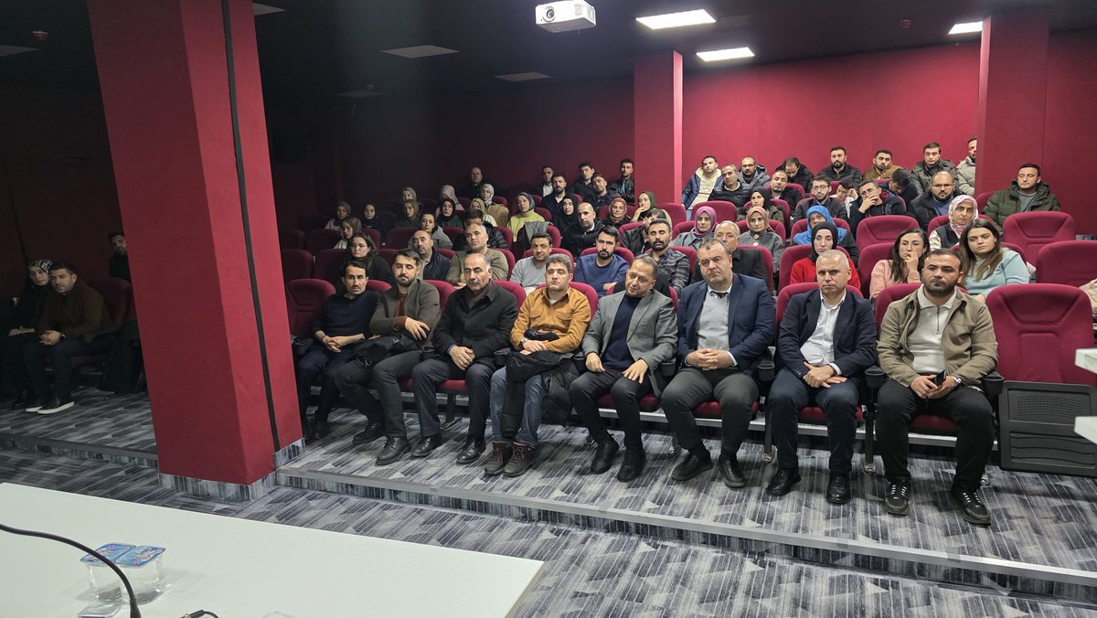 GuroymakMEM's tweet photo. 📚Bitlis Öğretmen Akademileri

TYMM Değerler Eğitimi Komisyon Üyesi, ​İnönü Üniversitesi Öğretim Üyesi Prof. Dr. Cihat YAŞAROĞLU, öğretmenlerimize yönelik "Eğitim Öğretimi Değer Temelli Düşünmek" konulu konferans düzenledi. @Yusuf__Tekin @gurkaymakam @Bitlis_Mem @kayavedat7580 https://t.co/BnMZirMay5