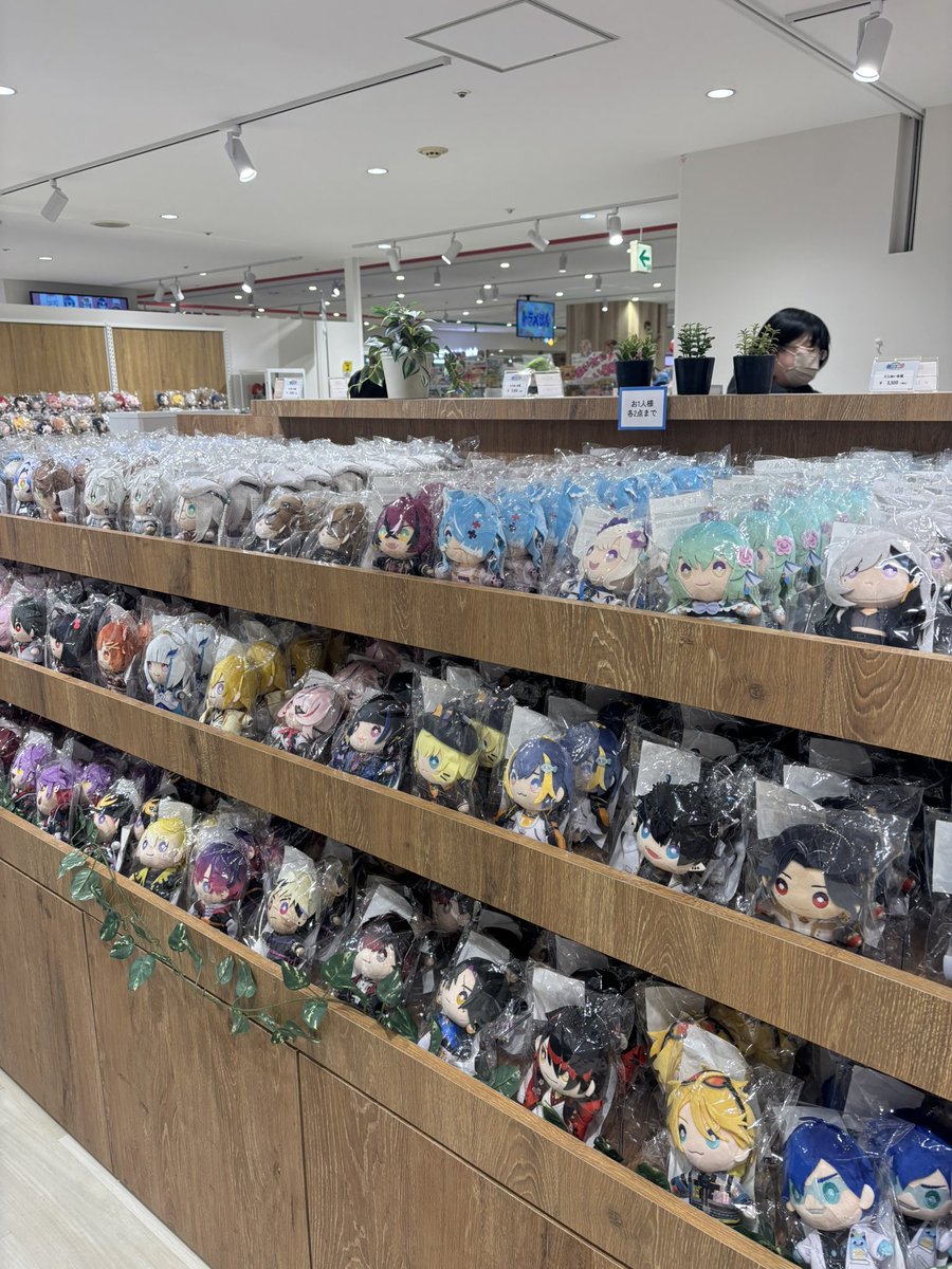 maegixx's tweet image. any nijiEN fan coming to Japan should definitely try the nijisanji nui store in yokohama! 

it has ALL the papes and nuis and also some accessories!!
