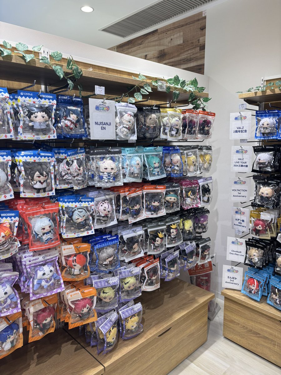 maegixx's tweet image. any nijiEN fan coming to Japan should definitely try the nijisanji nui store in yokohama! 

it has ALL the papes and nuis and also some accessories!!