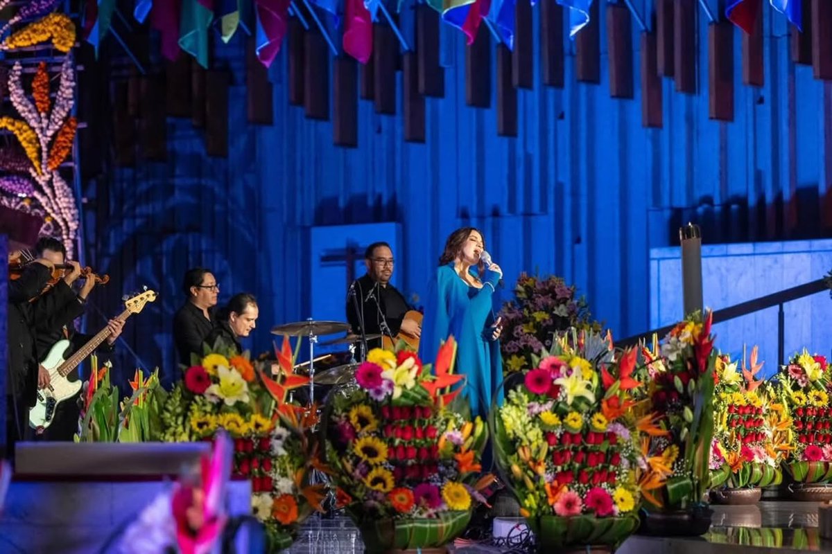 Maite Perroni durante la celebración a  las Mañanitas a la  Virgen de Guadalupe.❤️🥹