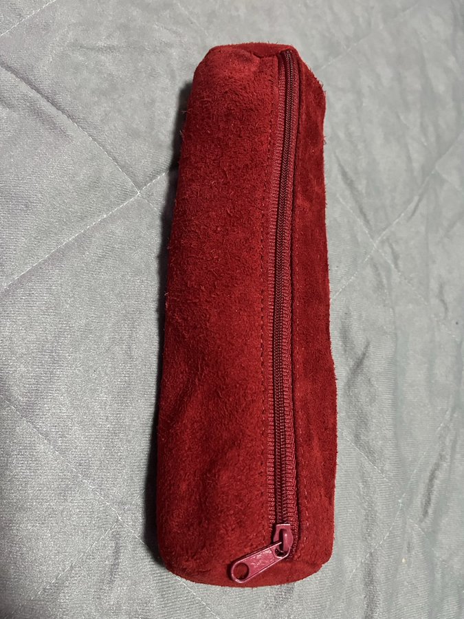 [#ObjetsTrouvés] 🕵️ L'un d'entre vous a oublié une trousse de couleur rouge dans un train roulant entre #Nantes et #Tours le mercredi 10 décembre, visiblement en fin de journée.
🤳 N'hésitez pas à nous contacter le cas échéant pour être mis en relation avec la personne qui l'a