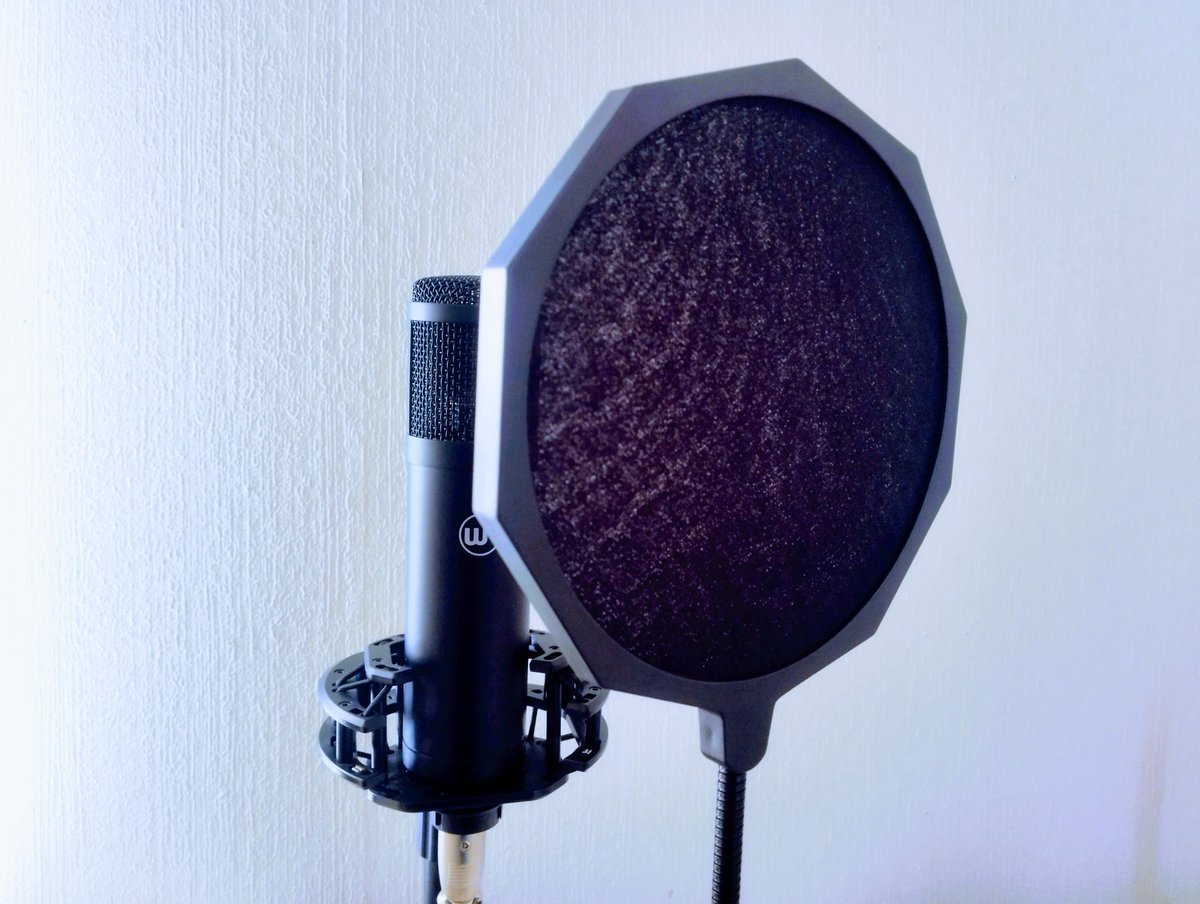 amyasinger's tweet image. 今日は自宅で仮歌録り🎤
Baby80(私の1980年代サウンドのプロジェクト)の新曲です🩷
Warm Audioの新しいマイクで録ってみます！