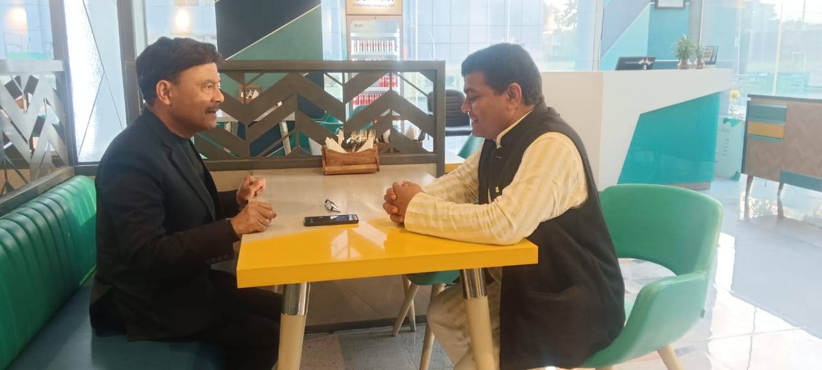 पुरानी पेंशन के मुद्दे पर देश भर में आंदोलन चला रहे श्री विजय कुमार बंधु मिलने आये तो तमाम समसामयिक मुद्दों पर चर्चा हुई ---