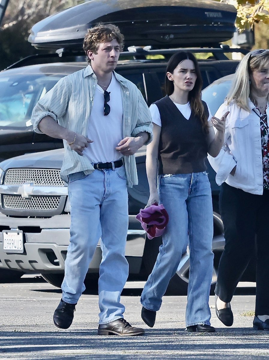 jeremyawphotos's tweet photo. Jeremy Allen White and Addison Timlin spotted walking out from their daughter's school in Van Nuys - December 11. https://t.co/DuzEd3A4Wq