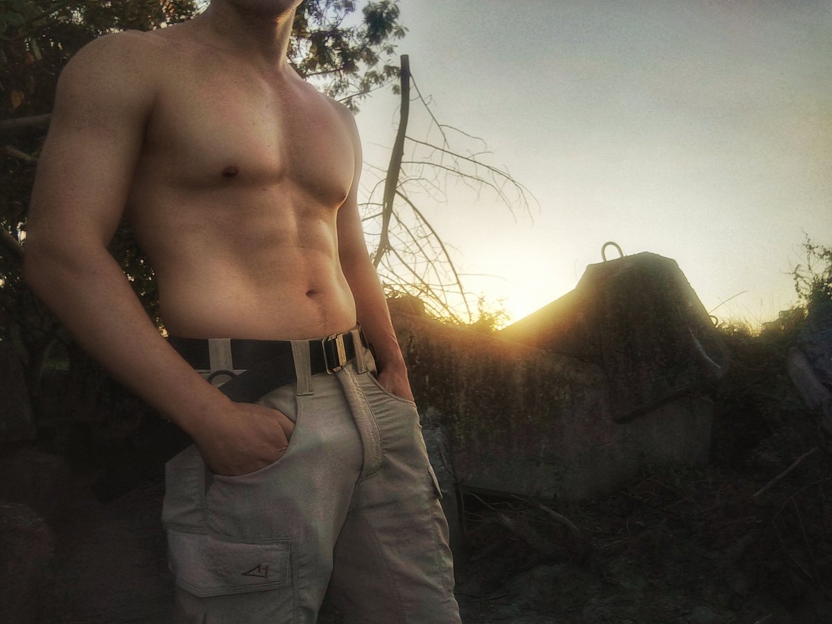 角度抓好
來點聖光
就算體脂17%
也能照騙

#野外 #野裸 #體態紀錄 #自拍