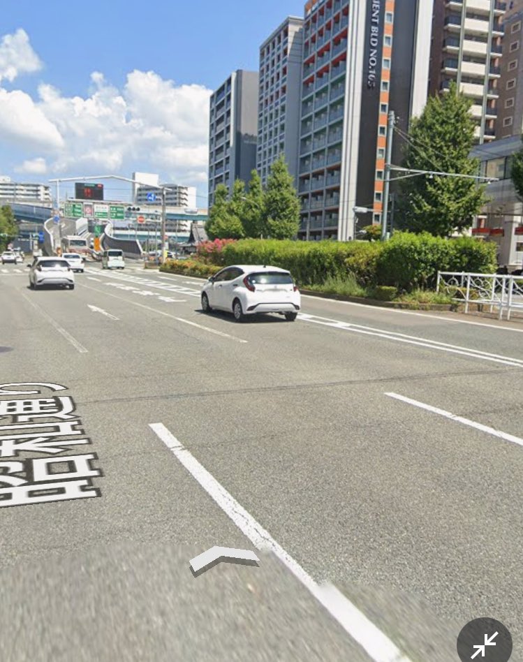 1枚目の写真のルートで
右車線から都市高速に入ります。
どういったことに注意すればいいでしょうか？⚠️
①車線変更してくる車を警戒する
②手前に交差点があるので速度を落とす
③反対車線からUターンして都市高速に進入してくるアホに気をつける