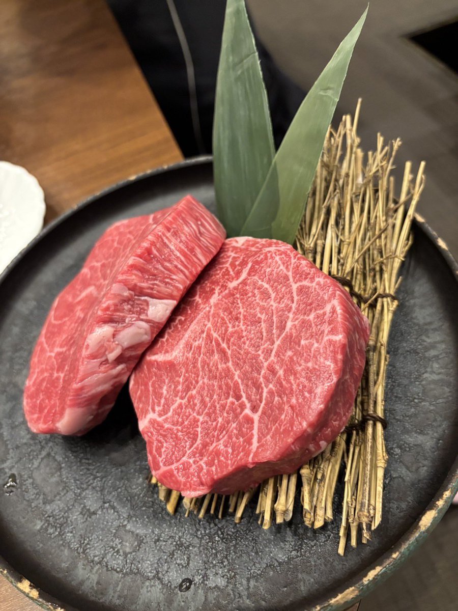 2929chan's tweet photo. お客様からのご要望でステーキカットで250g！　特選石垣牛トンビ　今夜も17:00オープン！　#石垣島　#石垣牛　#石垣島ヴィレッジ　#石垣島焼肉　#ishigakibeef https://t.co/FcMLJikYcE