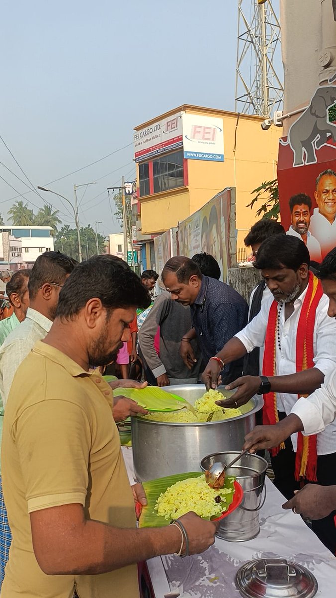 தமிழக வெற்றிக் கழகத்தின் தலைவர் சொல்லுக்கிணங்க

கழகப் பொதுச் செயலாளர் அவர்கள் வழிகாட்டுதல்படி

சென்னை புறநகர் மாவட்ட   கண்டோன்மெண்ட் நகர மேற்கு இ.செயலாளர் பா.கஜேந்திரன் சார்பாக,

#இன்று35வது நாளாக ஏழை எளிய மக்களுக்கு காலை சிற்றுண்டி வழங்கப்பட்டது.