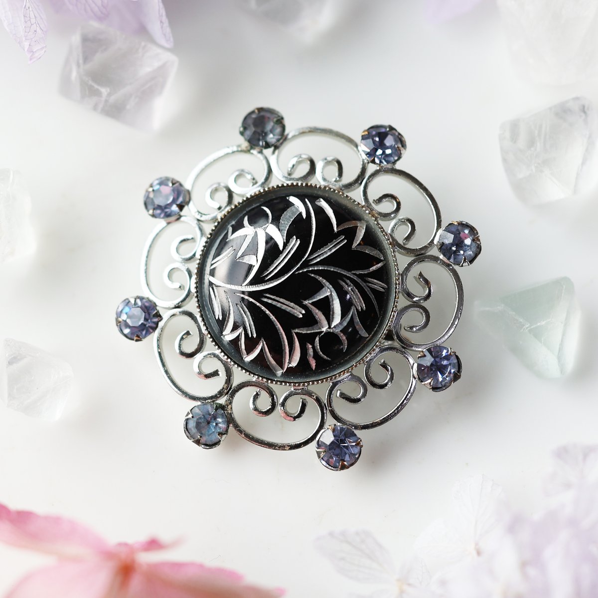 海福雑貨通販部の【ヴィンテージアクセサリー】に、お花模様のラウンド