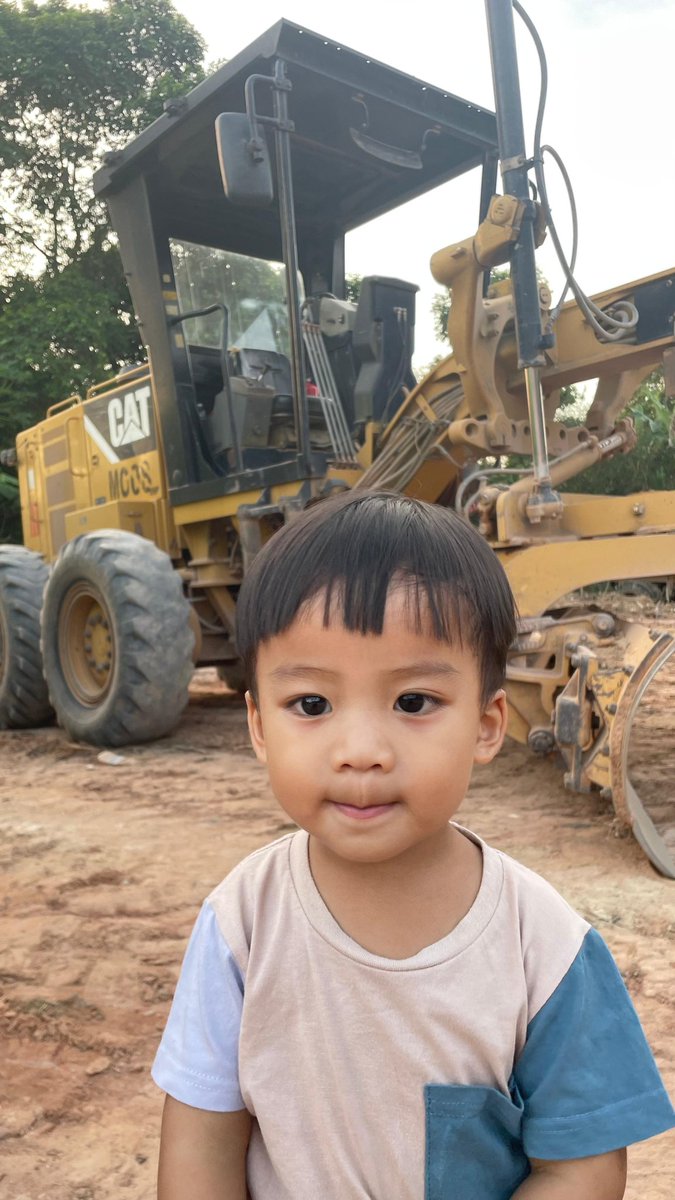 SindiCuke's tweet photo. Ponakan x tanah x beko x sepeda 🤨 https://t.co/RkoAh6cP1i