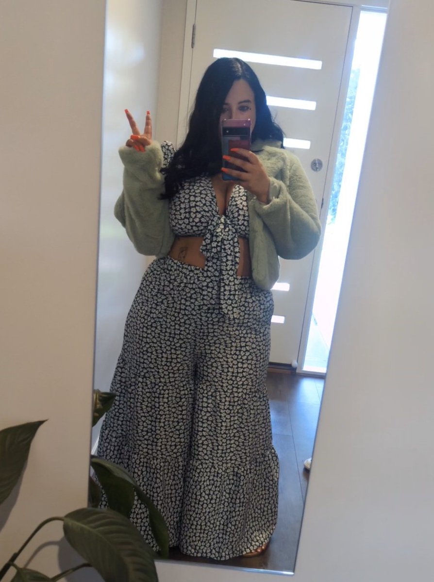 algorithmsayshi's tweet image. Not tonight&apos;s outfit because it&apos;s hot as feck but need to repeat this fit sometime soon ✨