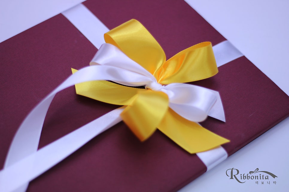 창원 #LG세이커스 #한상혁 선수를 응원하기 위해 팬분들께서 메시지북 제작해 리보니따를 찾아주셨어요. 선물포장 컨셉은 LG 세이커스 유니폼 색상에서 가져와 와인색 포장지에 화이트와 옐로우 리본으로 장식을 해드렸어요. m.blog.naver.com/chmik10/224106…