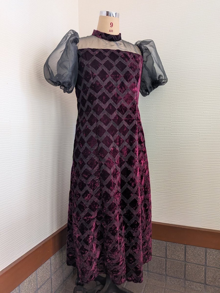 LoVShonentai's tweet photo. 今日も作ったお洋服でDS行きます。今年の生地は手こずりました😓
オーストリア製の1m7万円生地で色々入れて総額18万円ほど😲
でも頂き物の生地なので😂
オートクチュールとは程遠い出来ですが、頑張ったので褒めてください🤣
ヘアアクセに黄色を入れて少年隊です
#少年隊40周年おめでとう https://t.co/19imC8zWfm