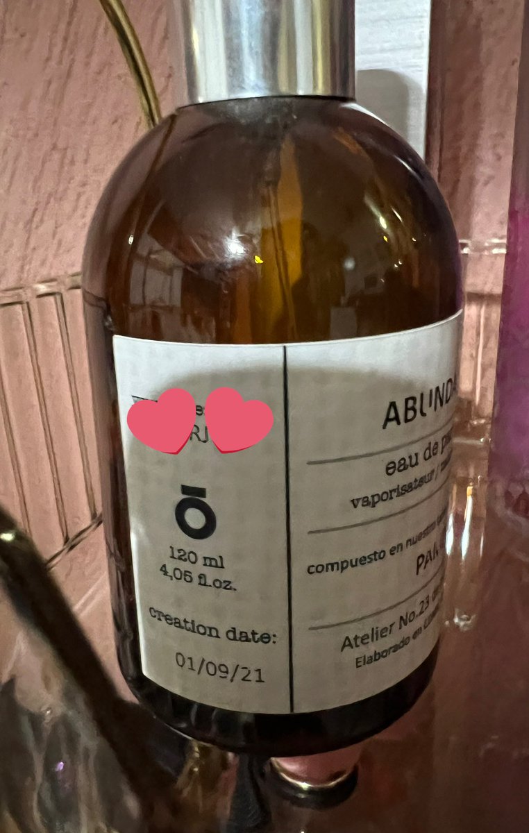 pamelarmzg's tweet photo. Mira @PriscyEscoto desde el 2021 me mande a hacer un perfume para mi cumpleaños le puse el nombre de “ABUNDANCIA” y justo hoy me llegaron los tuyos, nada es casualidad ♥️ btw ame los dos!! huelen deli amoooo 🫰🏻♥️ https://t.co/WSL3OdQR3a