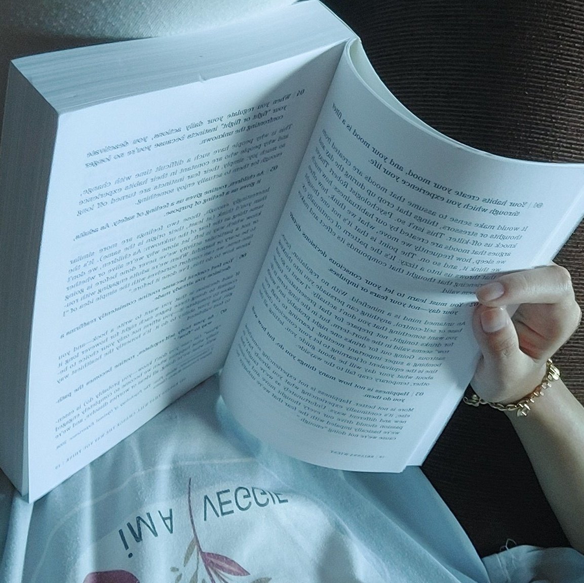 mostlybook's tweet photo. ₊ ⊹❀ #booktwt introduction ❀⊹ ₊

⋆𐙚 Rim. '02. She/her. INA.
⋆𐙚 Fav: Fantasy &amp; Non-fiction. 
⋆𐙚 ereader most of the time.
⋆𐙚 Current read + reviews.
⋆𐙚 Repost journaling, cats, flowers.
⋆𐙚 Reading Archive @archivemostly https://t.co/Akm6durhQD